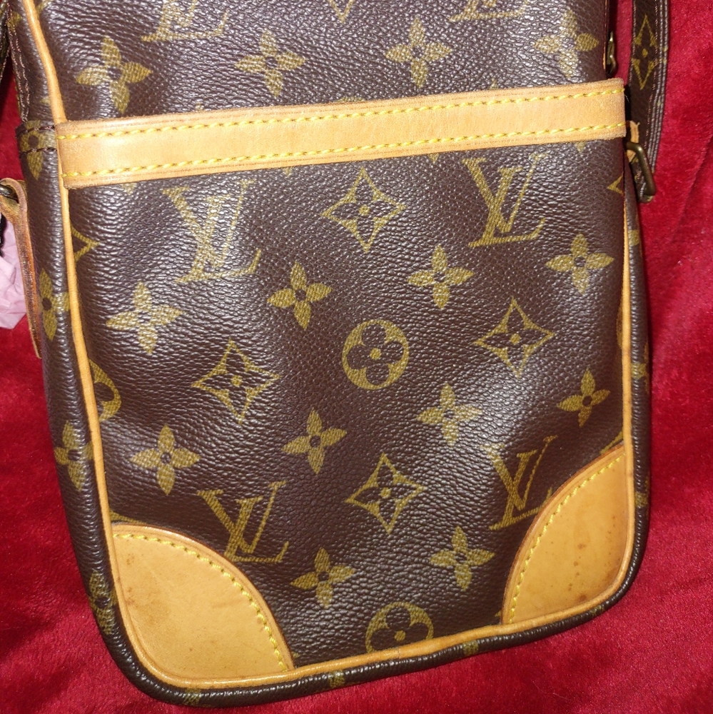 AUTHENTICATED, VINTAGE (LV) Louis Vuitton Monogram Danube Crossbody Bag